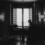 arajuriste de JuriGlobal vérifiant un contrat pour assurer la conformité juridique d’une transaction d’entreprise.