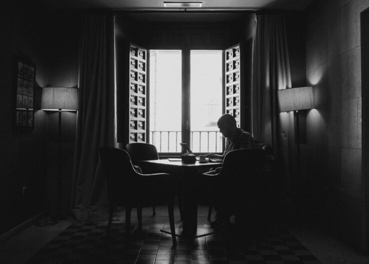 arajuriste de JuriGlobal vérifiant un contrat pour assurer la conformité juridique d’une transaction d’entreprise.