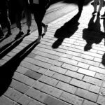 Parajuriste de JuriGlobal analysant un registre corporatif conforme au droit corporatif.