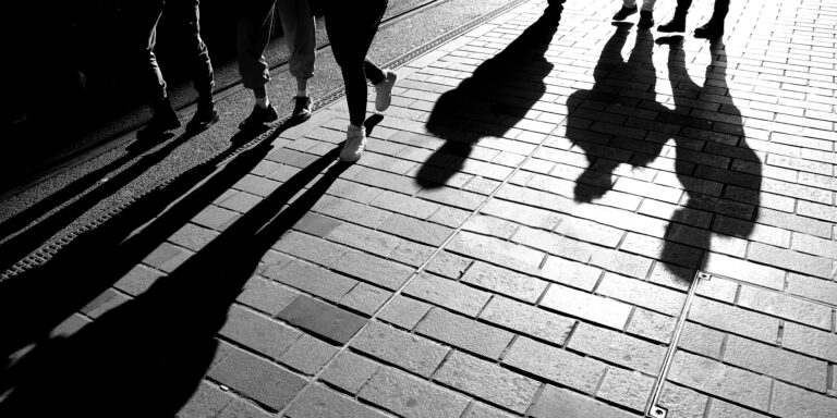 Parajuriste de JuriGlobal analysant un registre corporatif conforme au droit corporatif.