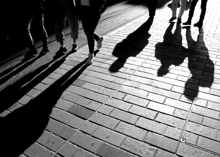 Parajuriste de JuriGlobal analysant un registre corporatif conforme au droit corporatif.